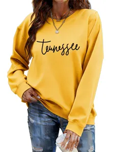 Gros plan détaillé du sweat-shirt jaune élégant avec imprimé Tennessee pour femmes.