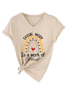 Gros plan detaille du t-shirt femme a col V manches courtes avec imprime et noue.