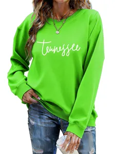 Gros plan sur le sweat-shirt vert vif pour femmes avec le lettrage blanc Tennessee.