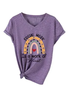 T-shirt violet à col V et manches courtes avec imprimé graphique cœur arc-en-ciel
