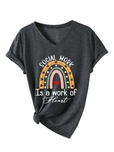 T-shirt graphique à col en V et manches courtes gris foncé avec motif arc-en-ciel social.