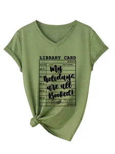 Dames groen V-hals korte mouw T-shirt met grappige bibliotheekkaart grafische top