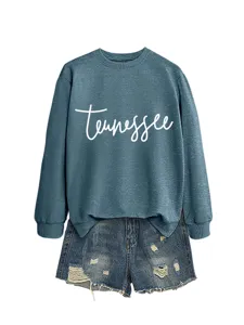 Vue détaillée du sweat-shirt décontracté à manches longues avec short en jean stylé.