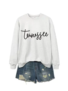 Sweat-shirt pour femme avec imprimé lettre et short en jean déchiré pour un look tendance.