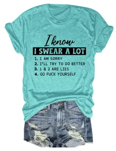 Vista dettagliata di t-shirt casual turchese a manica corta con citazione divertente e pantaloncini.