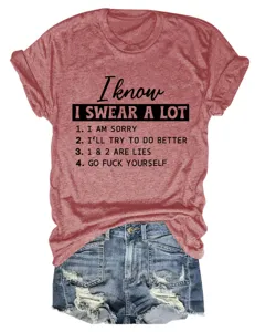 Primo piano dettagliato di un'elegante t-shirt a maniche corte rossa melange con pantaloncini.