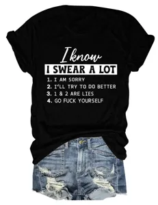 Vista dettagliata di una t-shirt grafica nera casual con testo divertente e pantaloncini.