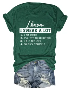 Dettaglio di t-shirt verde a maniche corte con stampa di testo e pantaloncini.