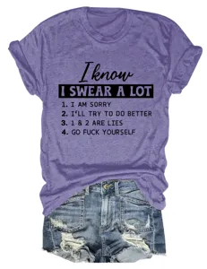 Maglietta grafica viola casual da donna con stampa di testo divertente e pantaloncini di jeans.