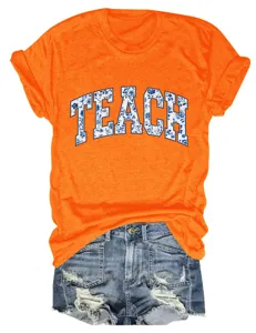 Oranje korte mouw t-shirt met blauwe bloemige TEACH letters gecombineerd met denim short.