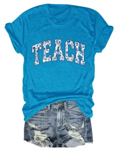 Blauw bloemig TEACH print korte mouw dames t-shirt detailweergave met grafisch ontwerp.