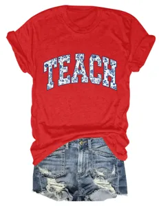 Gedetailleerd overzicht van het rode t-shirt met korte mouwen en TEACH bloemenprint.