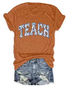 Gedetailleerd overzicht van het casual oranje T-shirt met korte mouwen en blauwe bloemenprint.