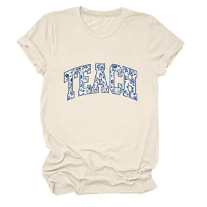 Detailopname van de blauwe bloemige TEACH letter grafische print op het beige t-shirt.
