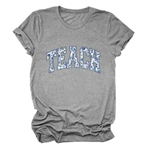 Grijze dames t-shirt korte mouw detail, blauwe bloemige TEACH letter print, ronde hals.