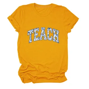 Geel kortemouwen t-shirt detailweergave met een mooie blauwe bloemen letter print.