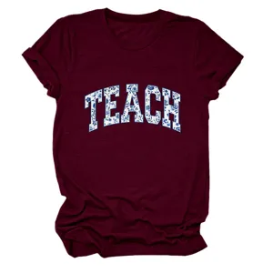 Bordeaux korte mouw t-shirt detail, blauwe bloemen letter print, ronde halskraag.