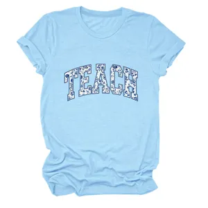 Casual lichtblauwe dames t-shirt met korte mouwen en trendy florale teach letterprint.