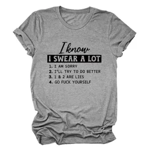 Dettaglio in primo piano della t-shirt grigia con stampa di testo divertente sul petto.