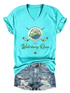 T-shirt graphique turquoise à col en V et manches courtes sur le thème du golf, short en jean.