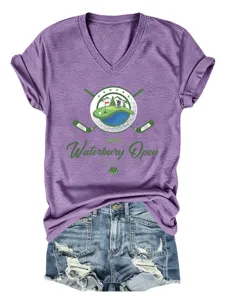 Gros plan détaillé du t-shirt violet à col V avec imprimé graphique de golf et tissu doux.