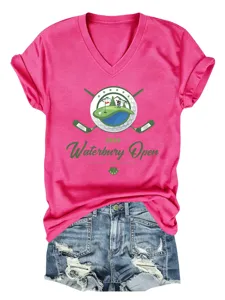 Détail de t-shirt rose à col V et manches courtes avec impression graphique de golf et style.