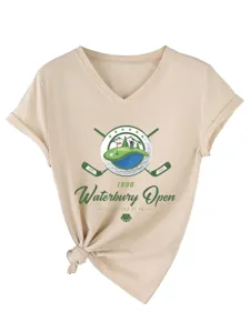 Vue détaillée d'un t-shirt beige à col V, manches retroussées, nœud et imprimé de golf.