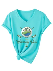 T-shirt femme turquoise à col V et manches courtes avec détail imprimé golf sur la poitrine.
