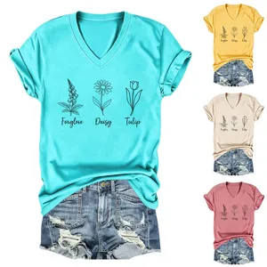 Gedetailleerd overzicht van het casual V-hals t-shirt met korte mouwen en botanische bloemen.