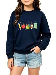 Nahaufnahme des niedlichen Cartoon-Schreibwarendrucks auf dem gemütlichen dunkelblauen Pullover.
