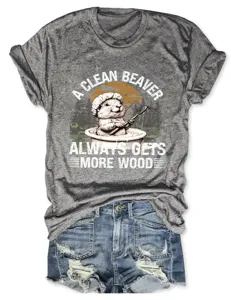 Graues T-Shirt mit witzigem Biber-Print und blauen Jeans-Shorts für lässigen Damenstil.