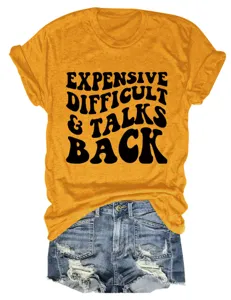 Gedetailleerd t-shirt met grafische typografie-print en gele stof in combinatie met denim shorts.