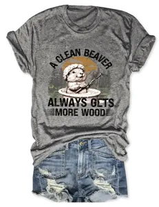 Damen graues Grafik Kurzarm T-shirt kombiniert mit Destroyed Jeansshorts, lässiger Freizeitstil.