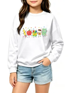 Detailansicht eines weißen Pullovers mit süßem Schreibwaren Print im lässigen Stil.
