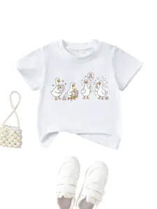 Joli t-shirt blanc pour enfants imprimé canard dessin animé détail de tenue décontractée.