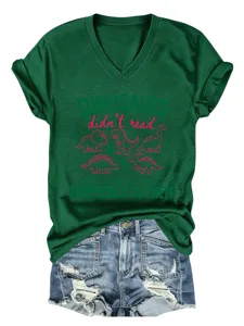 Camiseta de manga corta con cuello en V verde para mujer combinada con pantalones cortos, dinosaurio.