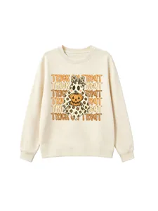 Detailansicht des beigeen Sweatshirts mit niedlichem Halloween Geist und Kürbis Motiv.