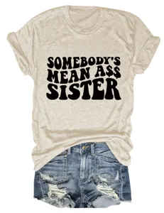Nahaufnahme Detail des lässigen beige T-Shirts mit Buchstaben-Druck und Jeans-Shorts Set.