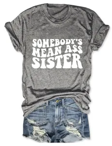 Graues Kurzarm Damen T-Shirt mit Buchstaben und destroyten Jeansshorts, lässiges Detailfoto.