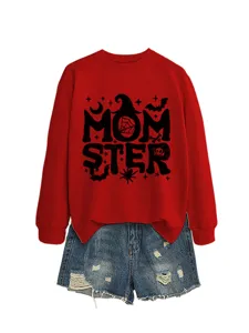 Roter Damen Pullover mit Halloween MOMSTER Print kombiniert mit Jeansshorts im Detail.