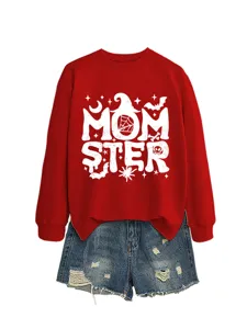 Detailansicht des roten Halloween-Grafik-Sweatshirts und der zerrissenen Jeansshorts.
