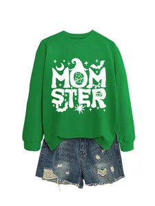 Damen Halloween Grafik Sweatshirt mit MOM STER Print und zerrissenen Jeansshorts Detail.