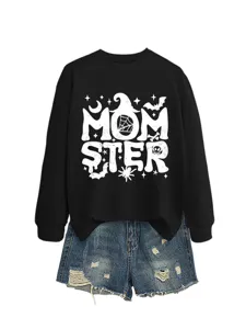 Lässiger Damen Schwarzer Pullover mit Halloween Spinnennetz Hexenhut Druck und Jeansshorts.