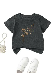 Λεπτομέρεια κοντινού πλάνου παιδικού t-shirt κοντό μανίκι με δημιουργικό τύπωμα κουταβιού.