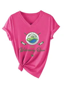 T-shirt femme rose à col V manches courtes avec détail graphique de golf et nœud tendance.