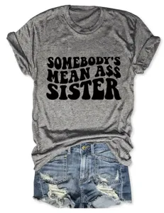 Lässiges graues Damen Kurzarmshirt mit coolem Buchstabenprint für den Alltag geeignet.