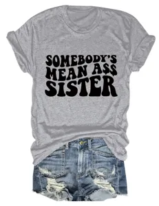 Lässiges graues Kurzarm-T-Shirt mit modischem Buchstabenprint und blauen Jeansshorts.