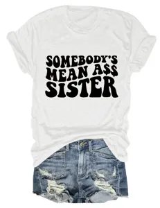 Lässiges Damen Kurzarm T-Shirt mit witzigem Buchstaben-Print und Jeansshorts-Detail.