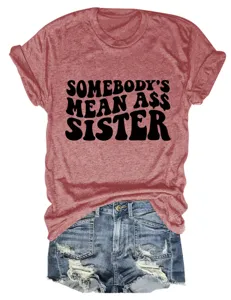 Detailansicht des lässigen t-shirts mit buchstaben-druck für damen, kombiniert mit denim-shorts.