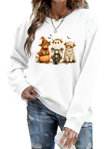 Dettaglio della felpa grafica mucca Highland di Halloween, pullover bianco manica lunga.